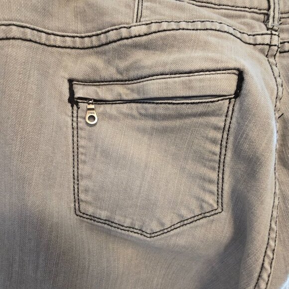 CHICOS PLATINUM LIGHT GREY JEANS SIZE 1 MEDIUM (8) 5 POCKET ANKLE ZIPS STRETCH - Picture 8 of 11